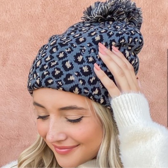 Cozy Leopard print Pom Beanie - Picture 5 of 5